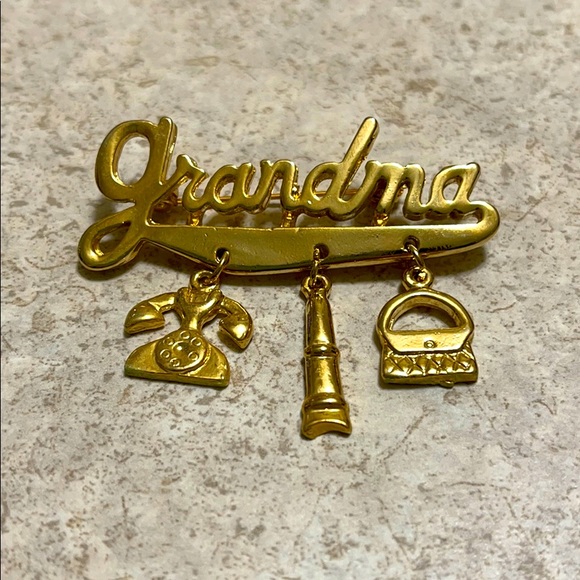VINTAGE GRANDMA GOLD-TONE CHARM BROOCH - Picture 3 of 3